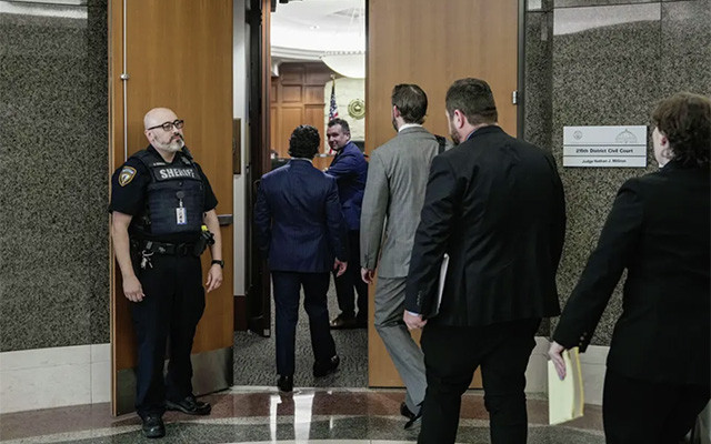 Can an advocate demand an apology from a judge?