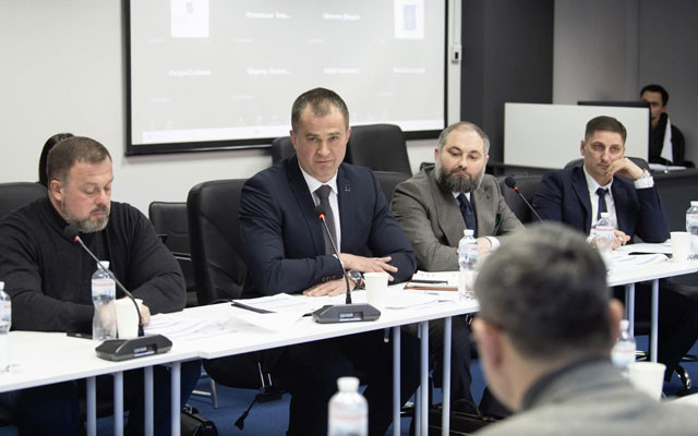 From labels to violence: the consequences of identifying an advocate with their client